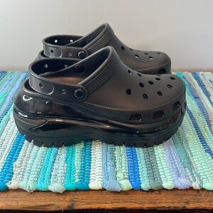 NWOT Black MegaCrush Platform Crocs M/6 W/8